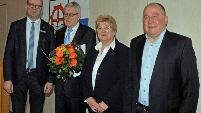 v.li Bürgermeister Sönke Hartlef, Günter Schmidt, Ortsbürgermeisterin Inge Bardenhagen ,   Laudator Bernd Augustin   (Foto Manfred Borchers)